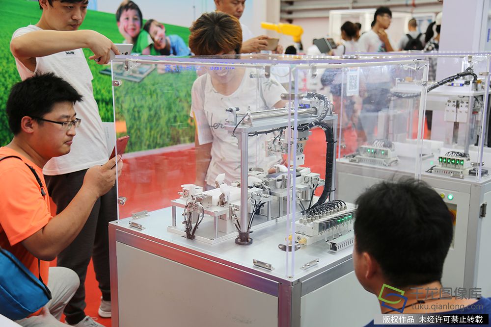 “機”動時刻 | 2018世界機器人大會開幕 被機器人吸引的TA們