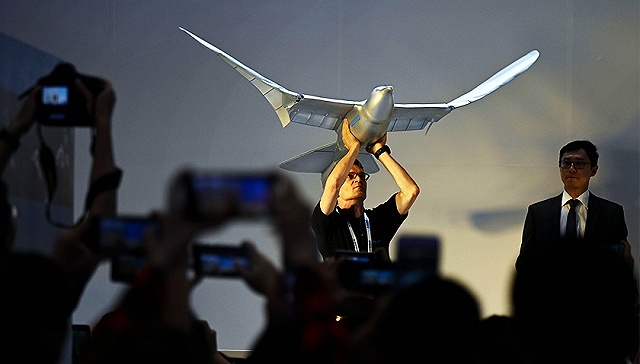 現(xiàn)場丨機器人水母、智能飛鳥、快遞機器狗，仿生機器人正上天下海大顯神通